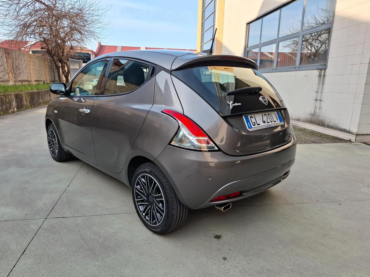 Lancia Ypsilon 1.0 FireFly 5 porte S&S Hybryd Gold