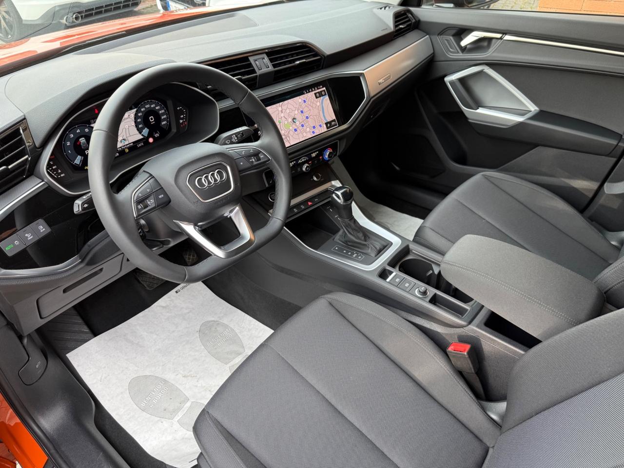 Audi Q3 35tfsi S line + Identity Black - SOLO 4.930Km !!