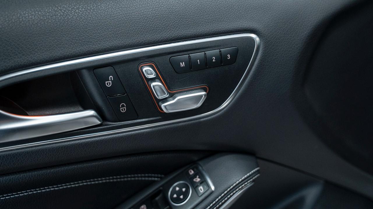 Mercedes-benz GLA 200 D NIGHT EDITION AUTO TETTO CARBONIO NAVI PELLE FULL OPTIONAL