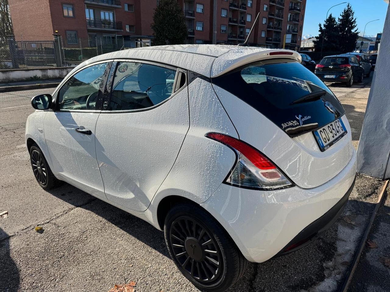Lancia Ypsilon 1.0 FireFly 5 porte S&S Hybrid Ecochic Silver