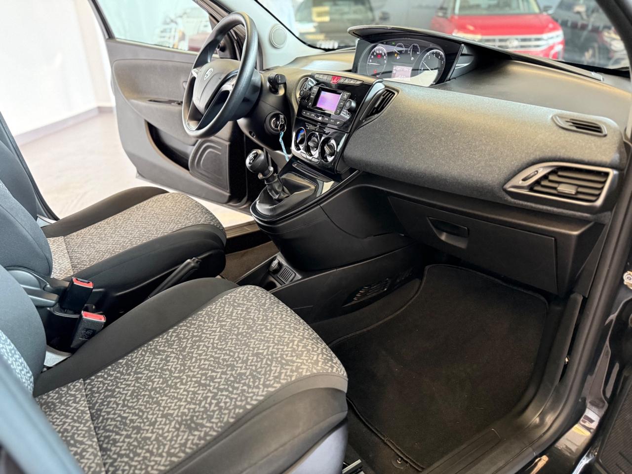 Lancia Ypsilon 1.0 FireFly 5 porte S&S Hybrid Silver