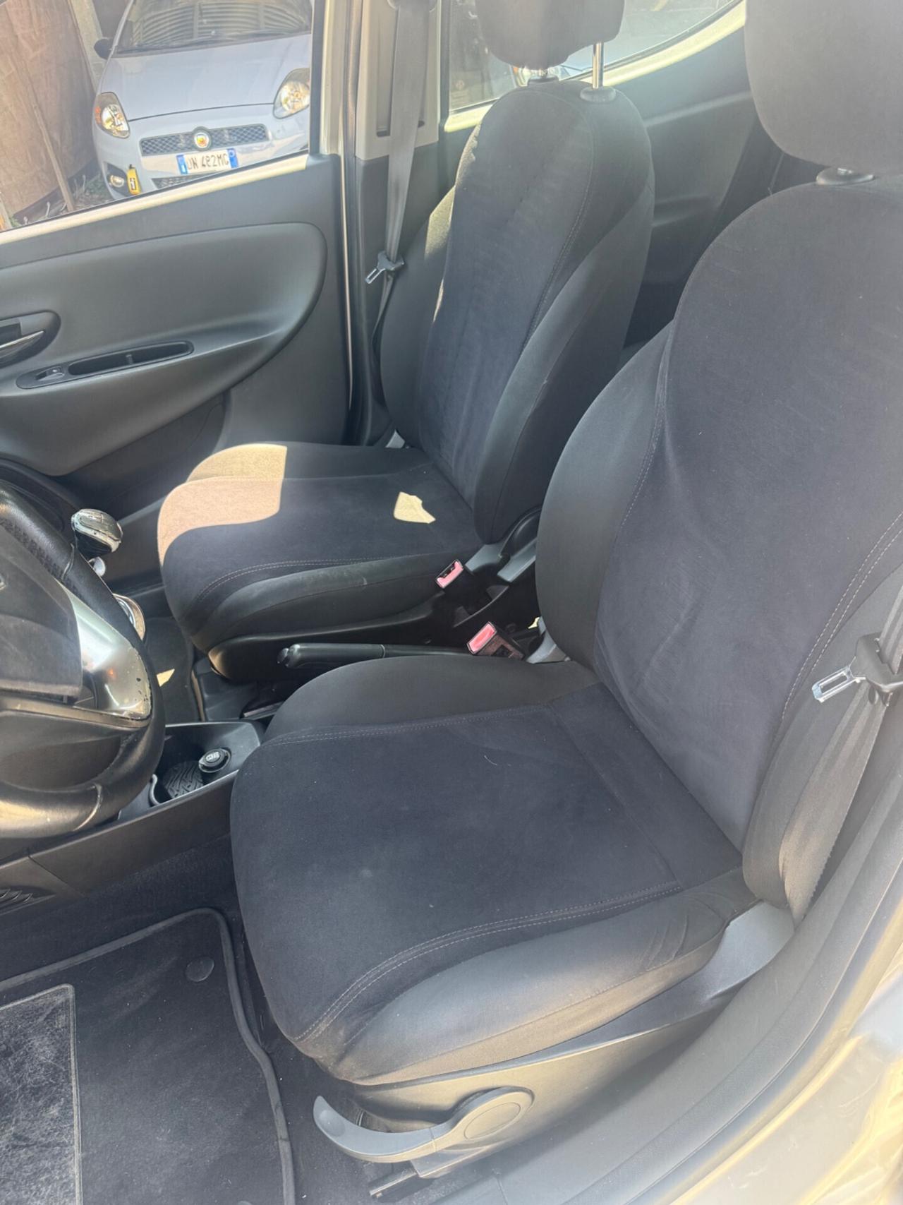 Lancia Ypsilon natural power benzina metano NEOPATENTATI
