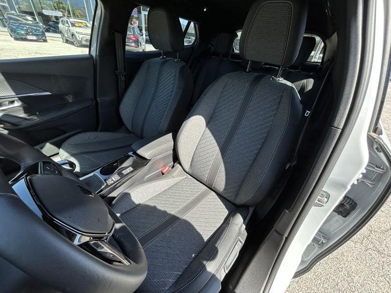 Peugeot 2008 PureTech 100 Allure NAVI+CAMERA+KEYLESS 5.900 KM!!