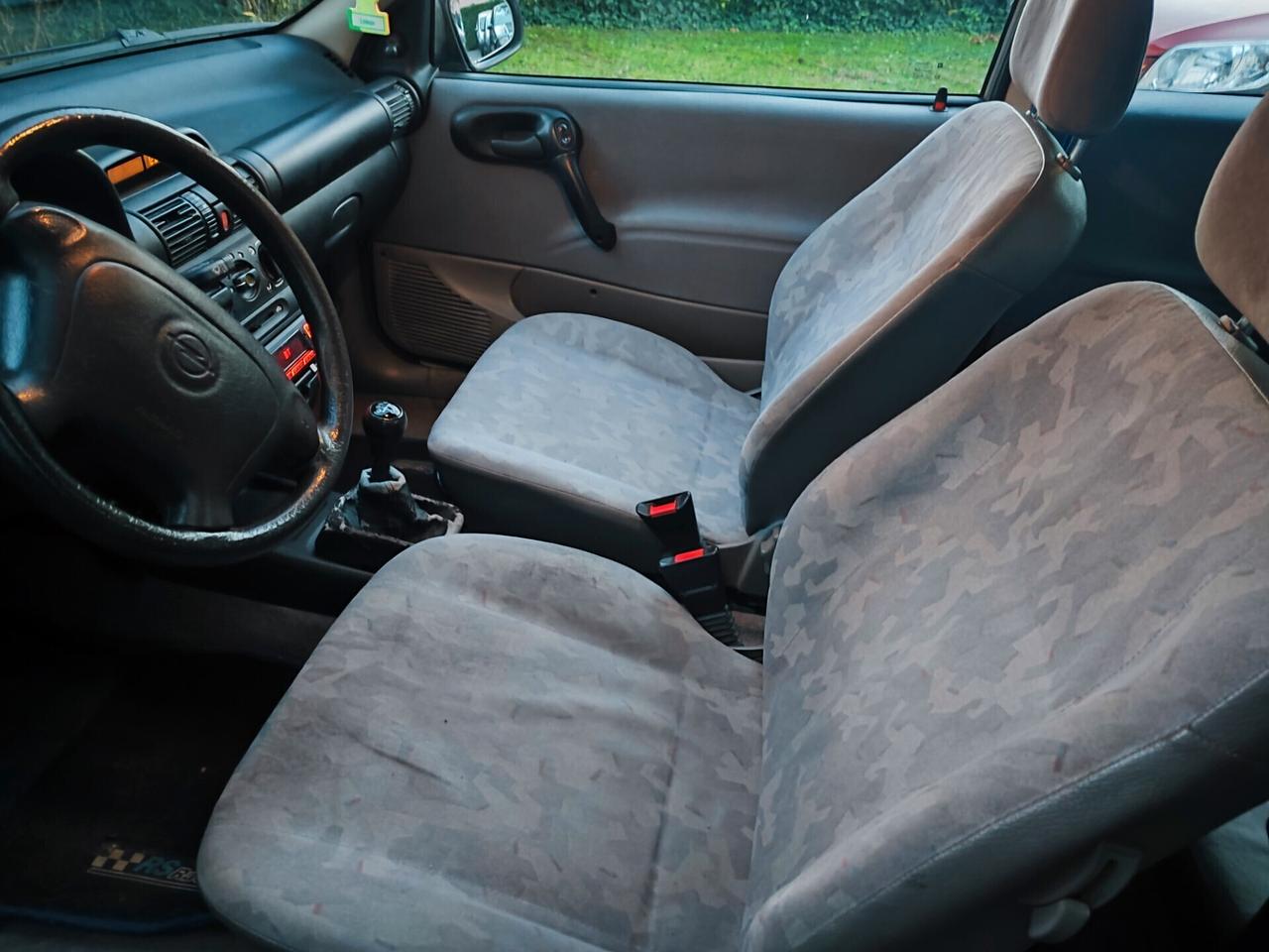 Opel Corsa 3 porte 1.2 Benz neopatentati