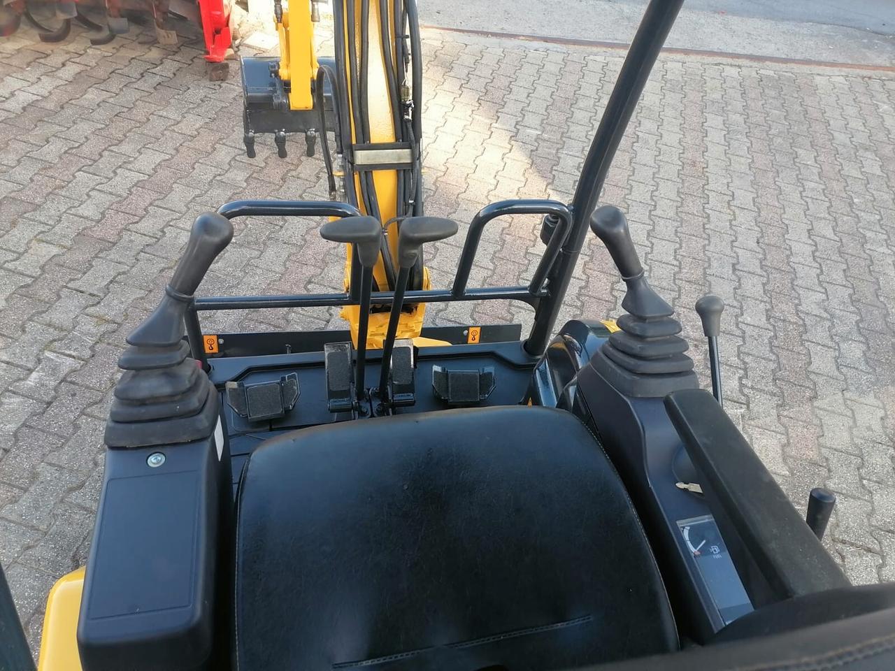 Escavatore Seminuovo New-Holland E18 SR (18 Quintali)