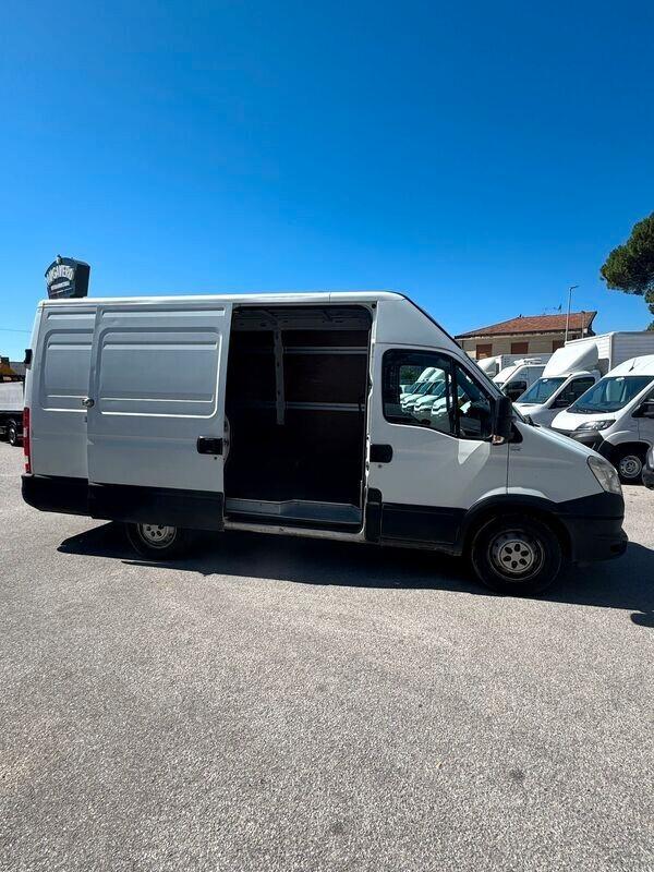 IVECO DAILY 35S15 2.3hpi 150cv FURGONE