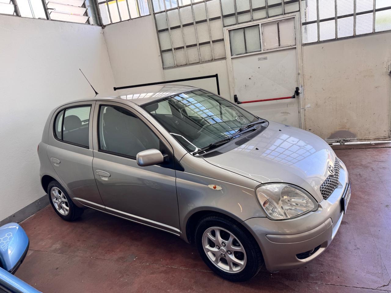 Toyota Yaris 1.0i 16V cat 5 porte Sol