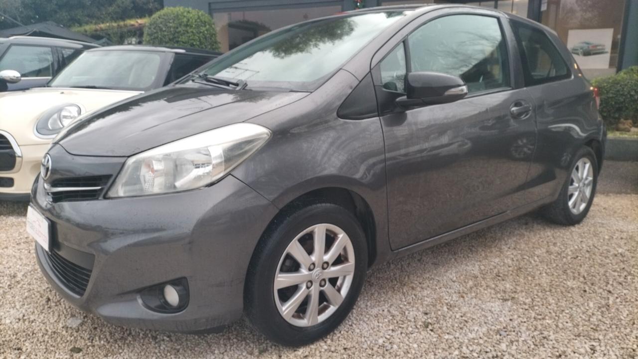 Toyota Yaris 1.0 3 porte *NAVI RETROCAMERA **PREZZO OUTLET**