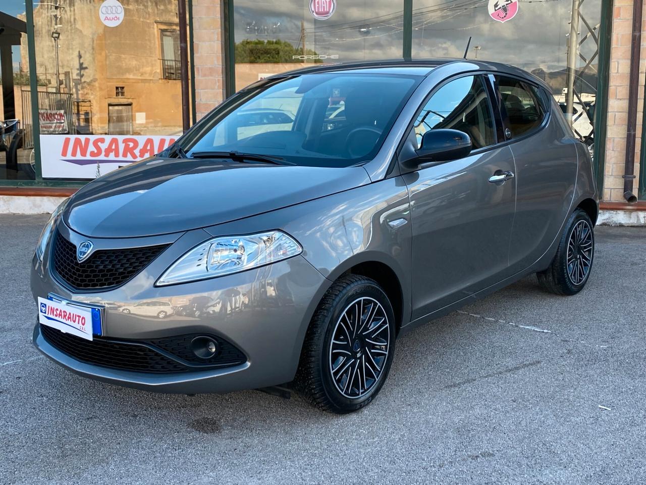 Lancia Ypsilon 1.0 FireFly 5 porte S&S Hybrid Ecochic Silver