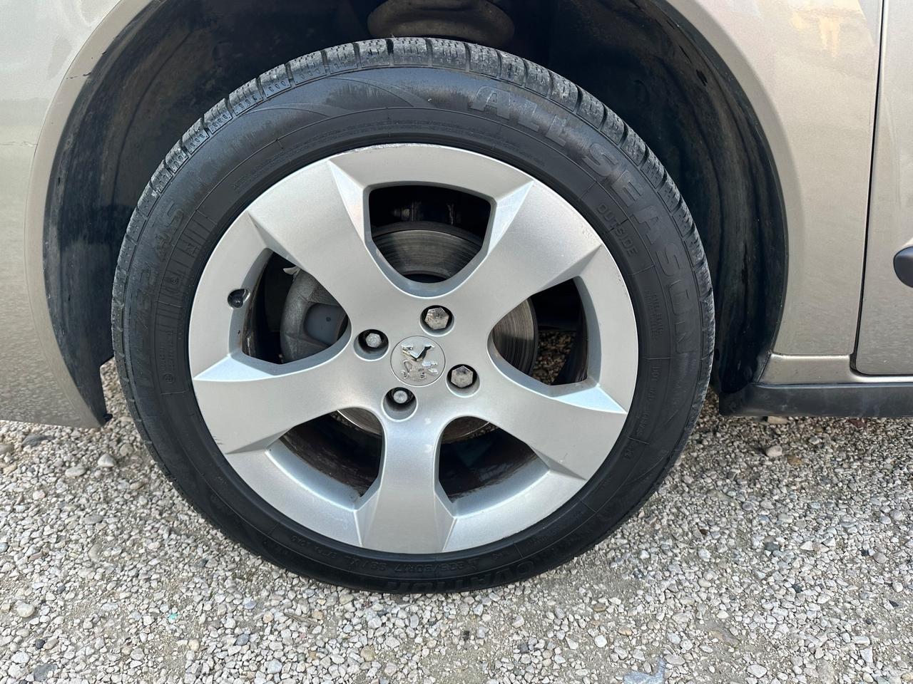 Peugeot 3008 1.6 HDi 110CV cambio robotizzato