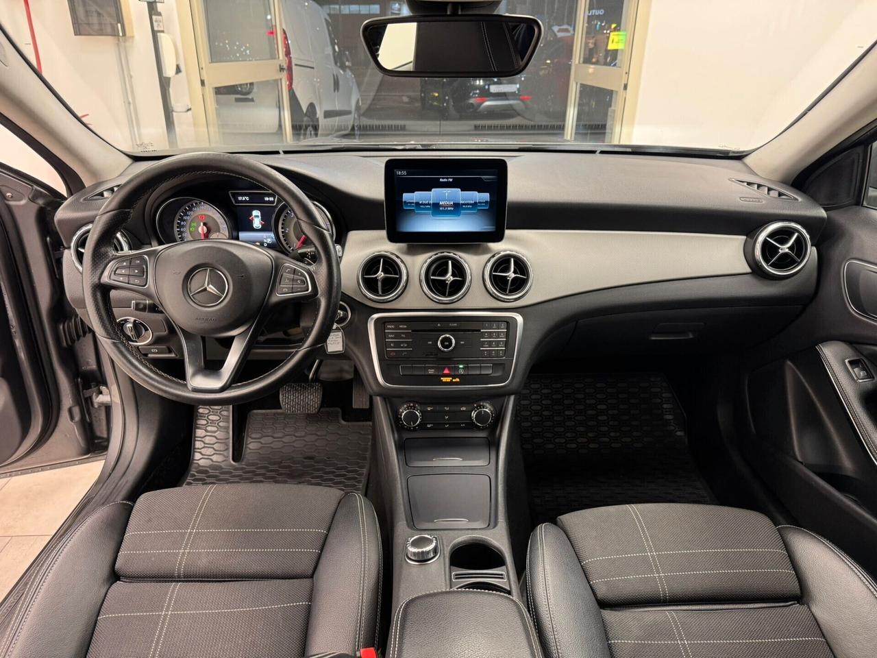 MERCEDES-BENZ GLA 200 D AUTOMATC PREMIUM