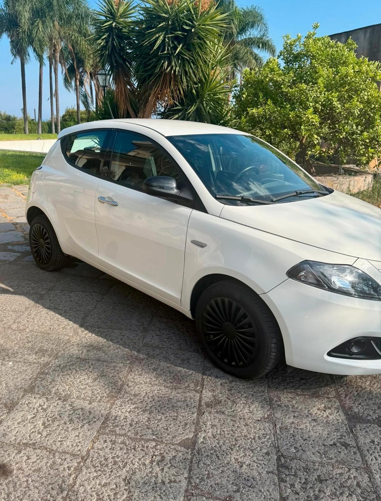 Lancia Ypsilon 1.0 FireFly 5 porte S&S Hybrid Alberta Ferretti