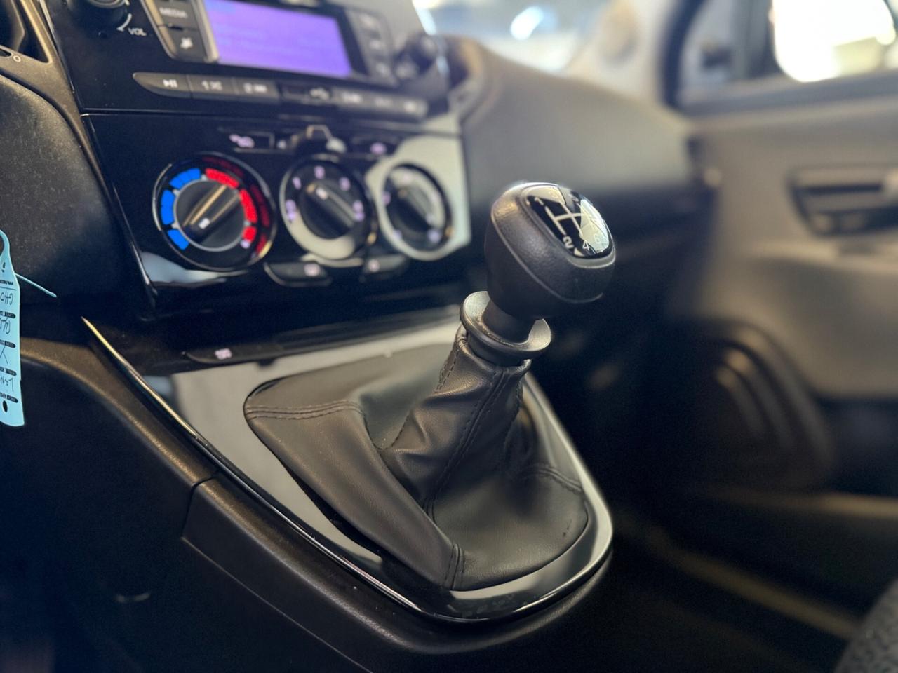 Lancia Ypsilon 1.0 FireFly S&S Hybrid Ecochic Silver
