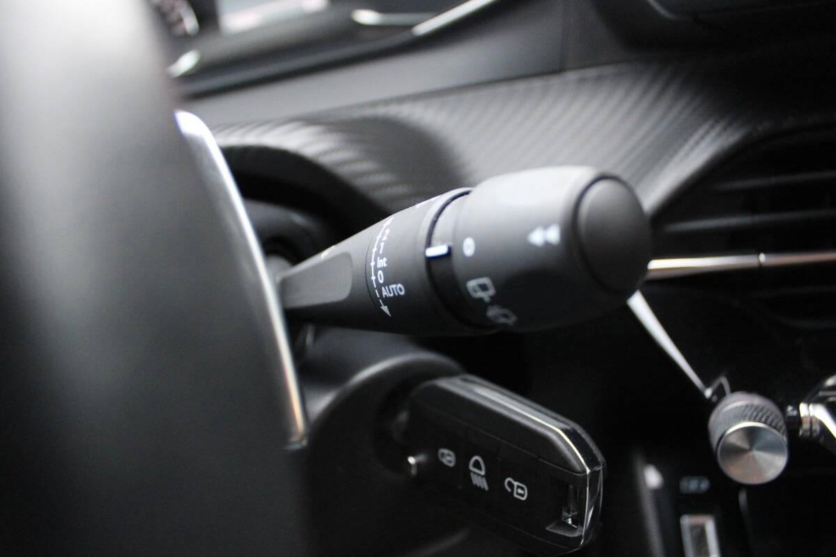 Peugeot 208 1.2 puretech Allure s&s 100cv eat8 Con CARPLAY