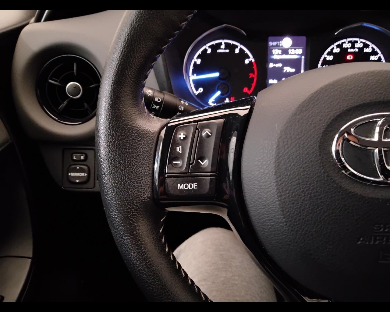 TOYOTA Yaris III 2017 - Yaris 5p 1.0 Active my18