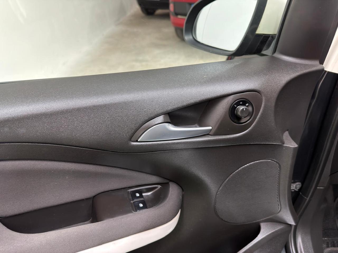 Opel Adam 1.2 70 CV White-Black Link