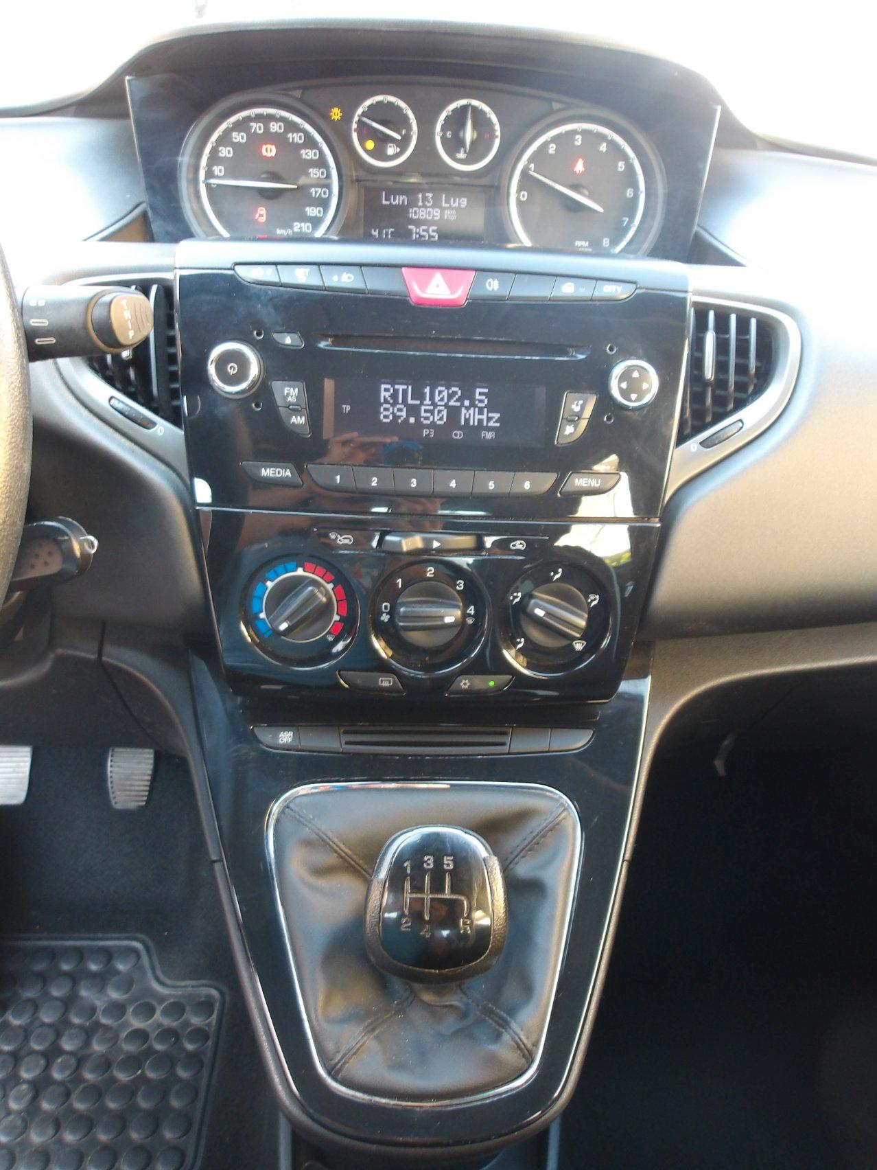 Lancia Ypsilon 5 Porte Ypsilon 1.2 8v Silver c/clima 69cv