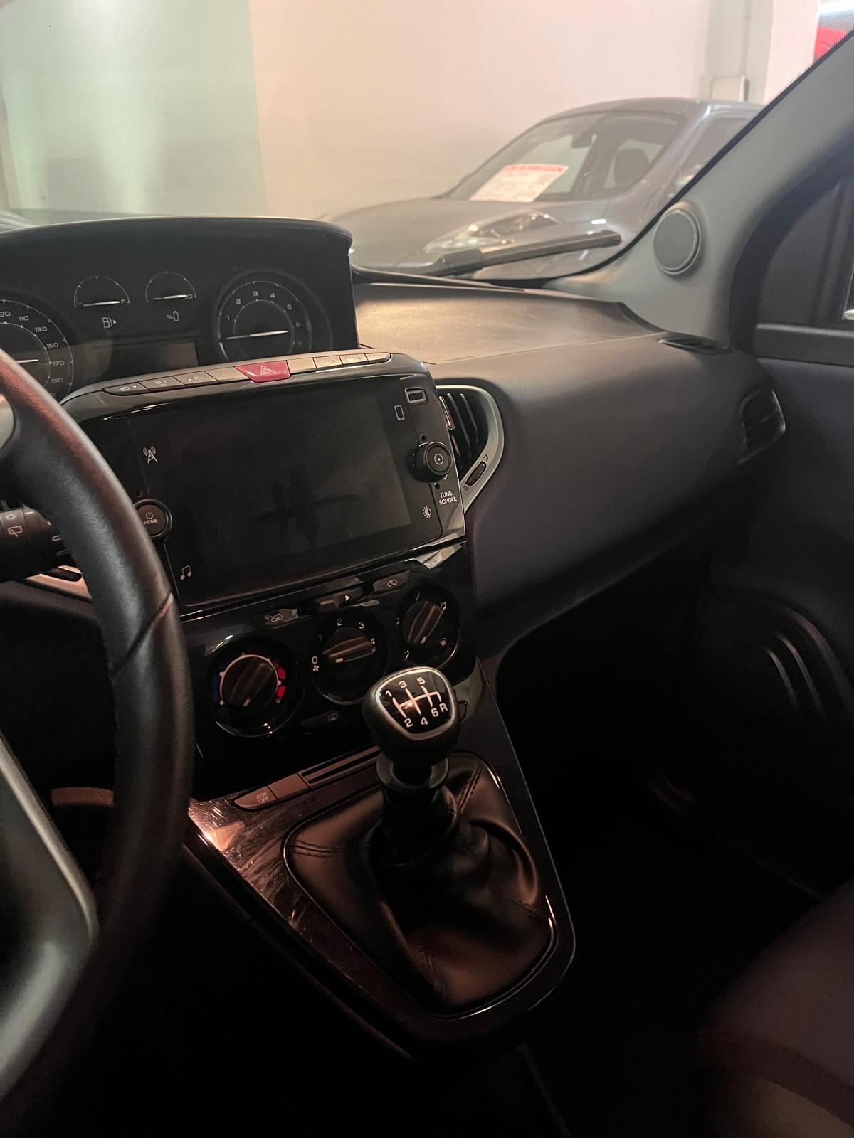 Lancia Ypsilon 1.0 FireFly 5 porte S&S Hybrid Platino