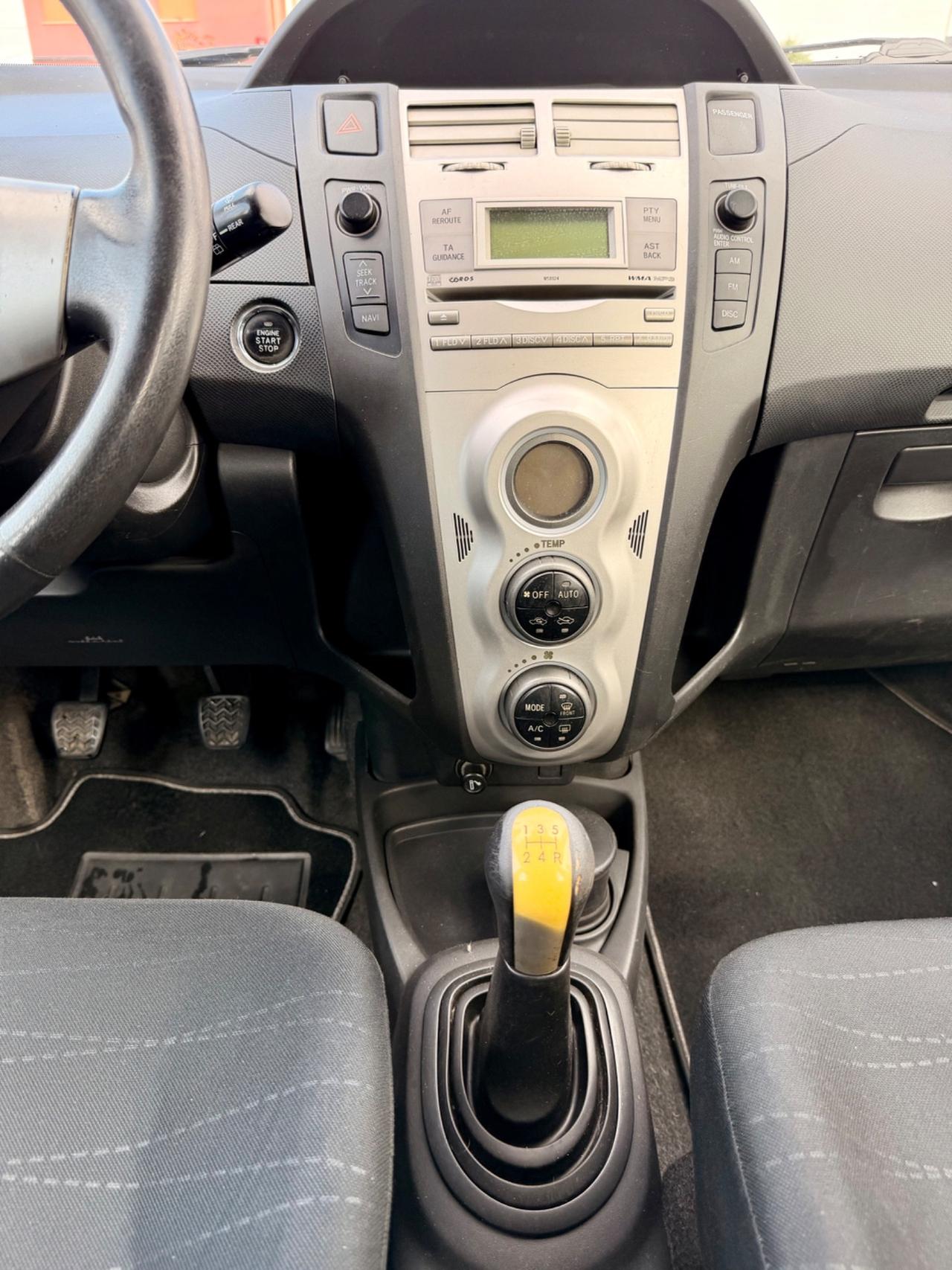 Toyota Yaris 1.3 5 p NAVI 2A SERIE