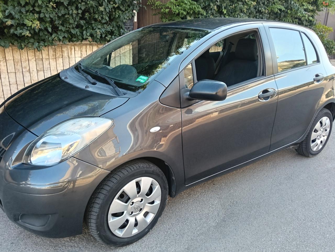 Toyota Yaris 1.0 5 porte Sol Uniprop. Full. da esposizione EURO 5