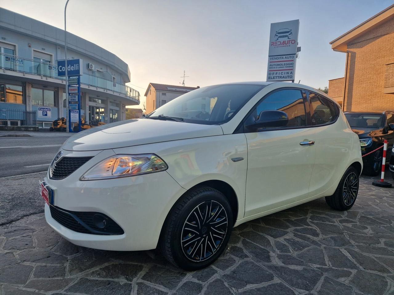 Lancia Ypsilon 1.0 FireFly 5 porte S&S Hybrid Ecochic Gold