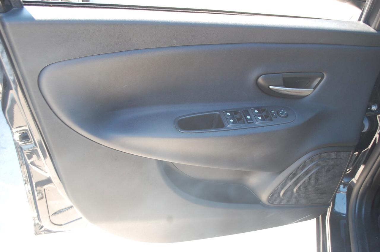 Lancia Ypsilon 1.0 firefly hybrid 70CV Gold S&S Uff Italy USB