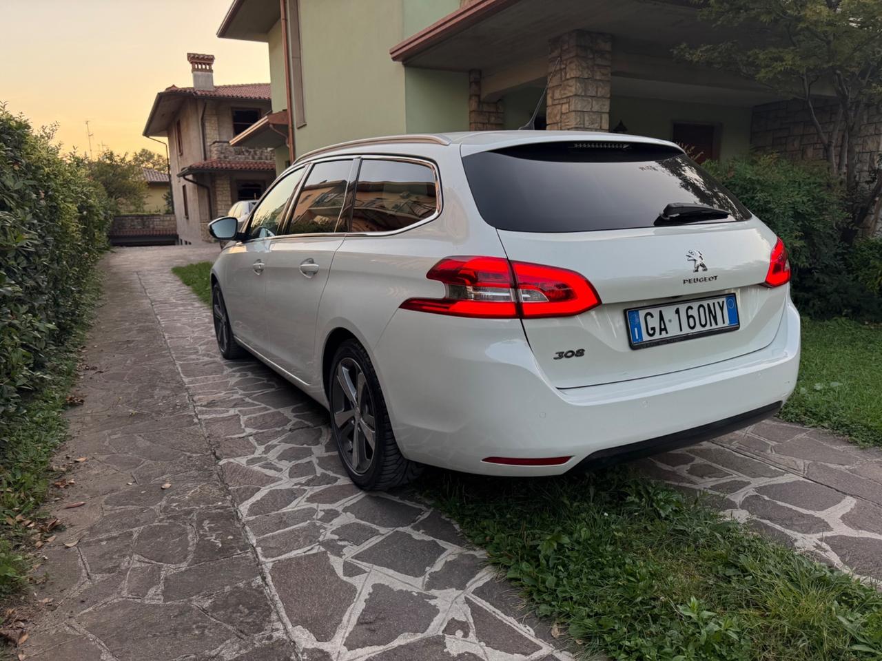 Peugeot 308 BlueHDi 130 S&S SW Allure bianco perla