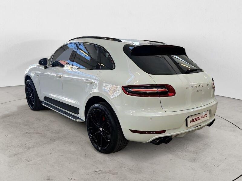Porsche Macan -