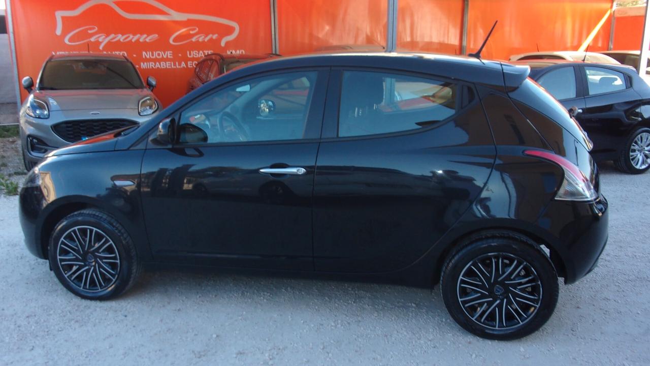 Lancia Ypsilon 1.0 FireFly 5 porte S&S Hybrid Silver