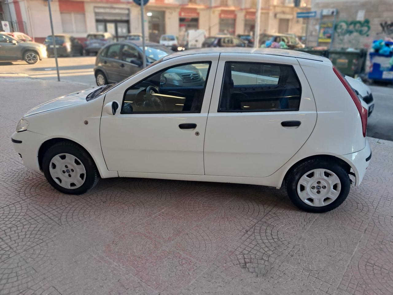 FIAT PUNTO 1.2 5PORTE-NEOPATENTATI-Euro 2690