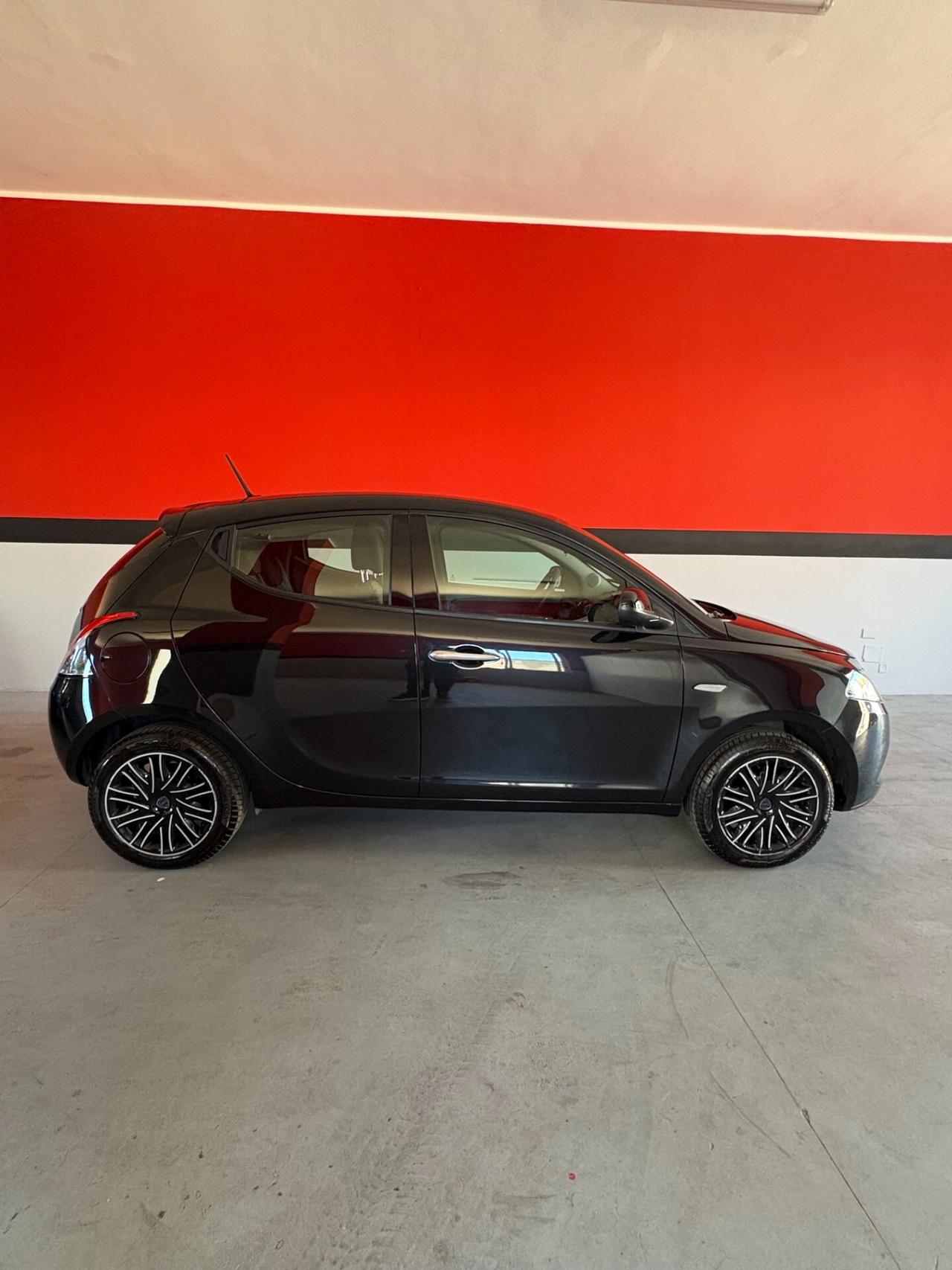 Lancia Ypsilon 1.0 FireFly 5 porte S&S Hybrid Ecochic Silver