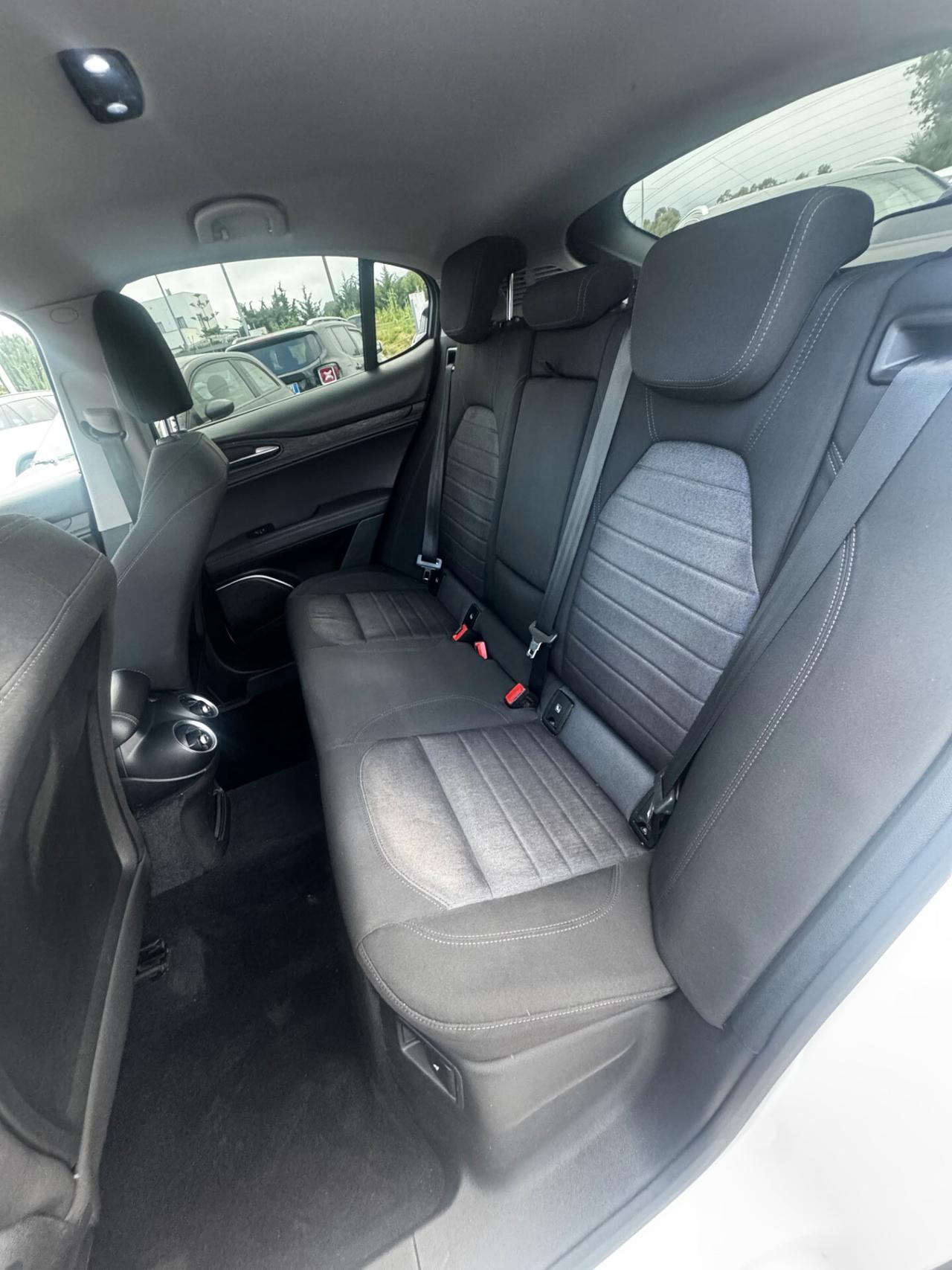 Stelvio 2.2 Turbodiesel 180 CV AT8 RWD Business