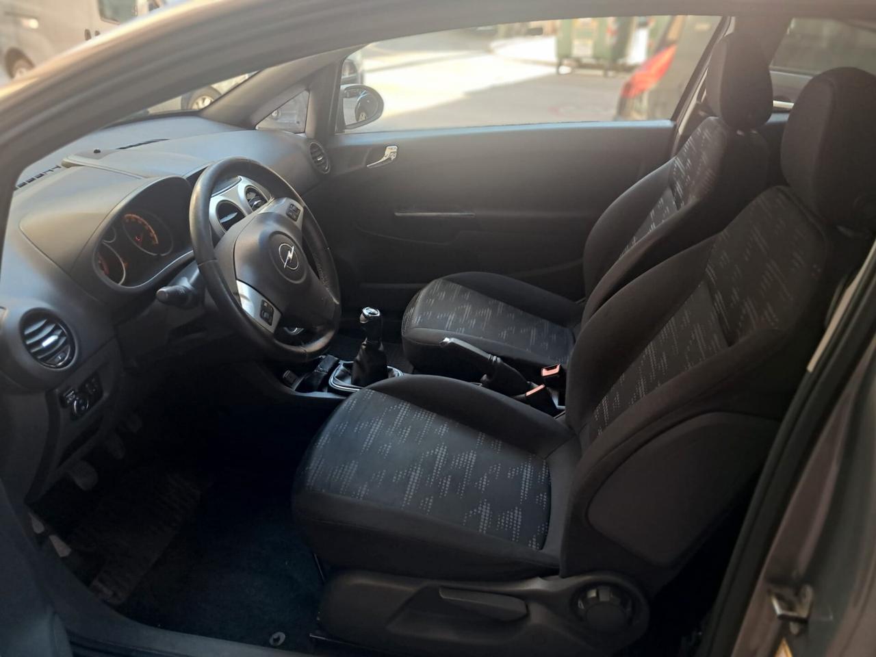 Opel Corsa 1.2 GPL-NEOPATENTATI-(2012)-Euri 4350