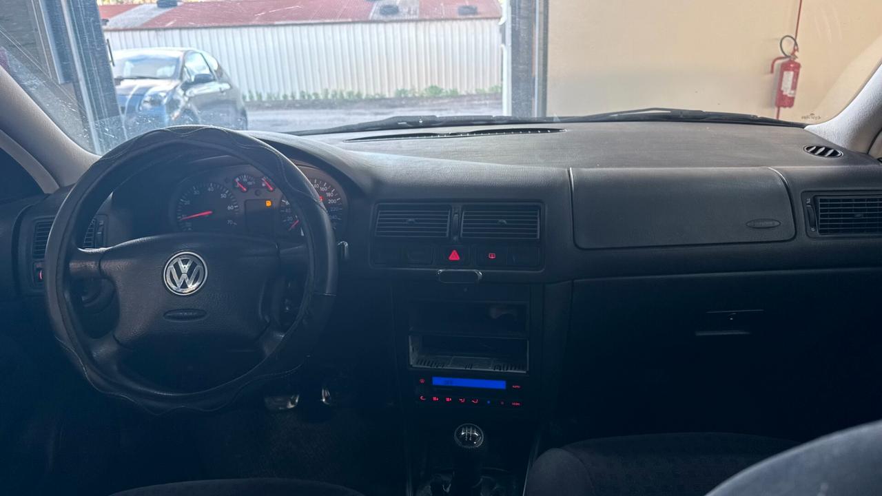 Volkswagen Golf 1.6 B 105CV - 2001