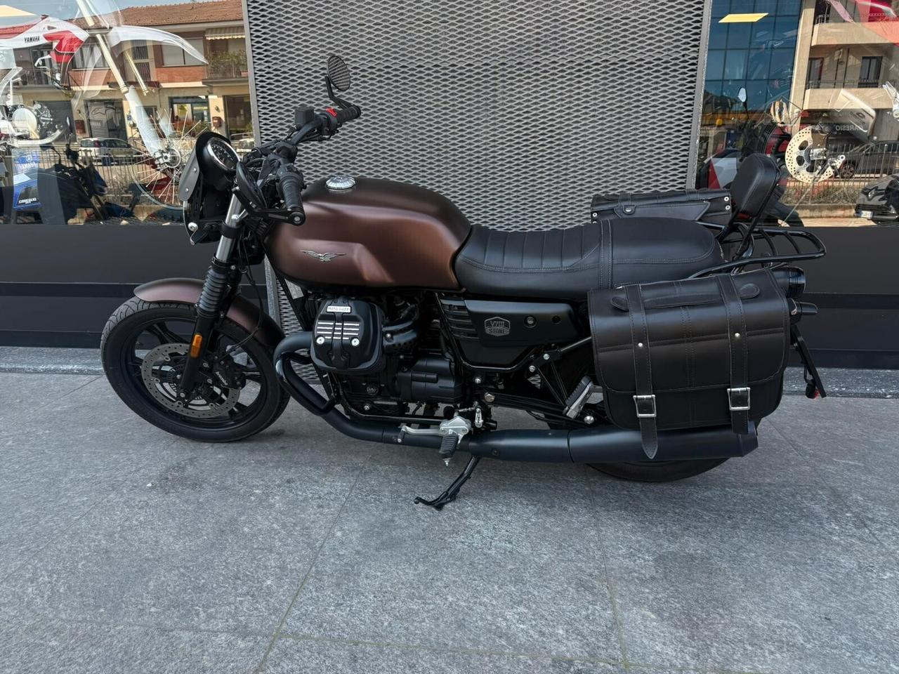 Moto Guzzi V7 night pack