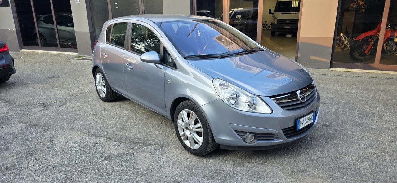 Opel Corsa 1.4 16V 5 porte Cosmo