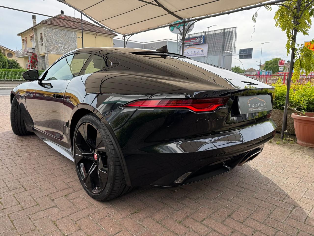 Jaguar F-Pace R-Dynamic Black 2.0 P 300