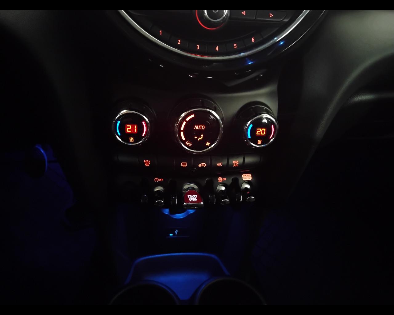 MINI Mini IV F55 2018 5p - Mini 5p 1.5 Cooper D Business XL