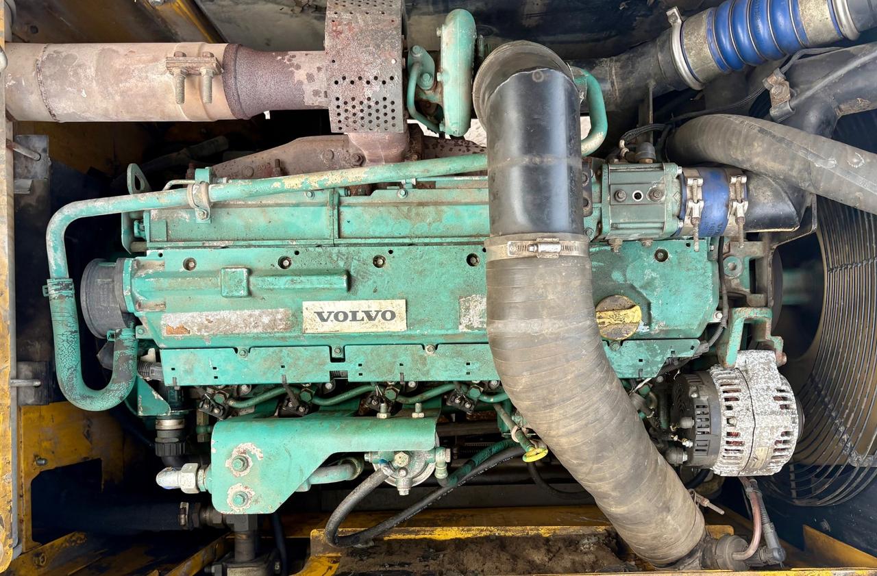 Escavatore VOLVO EC240 + cesoia per rottami