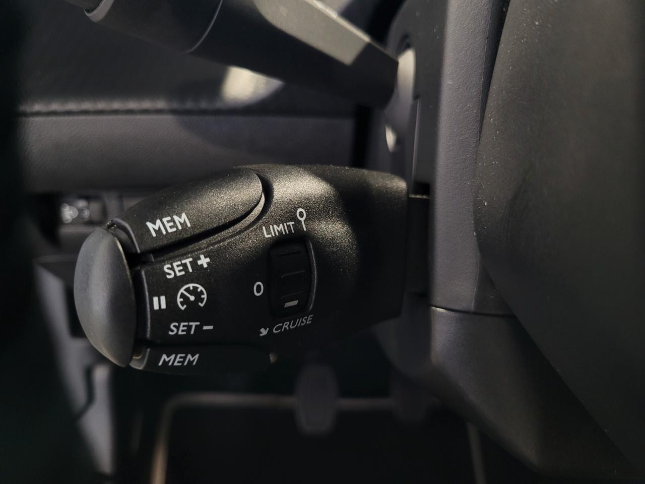 Peugeot 2008 1.2 ALLURE AUT. CRUISE LED CARPLAY PELLE NAVI