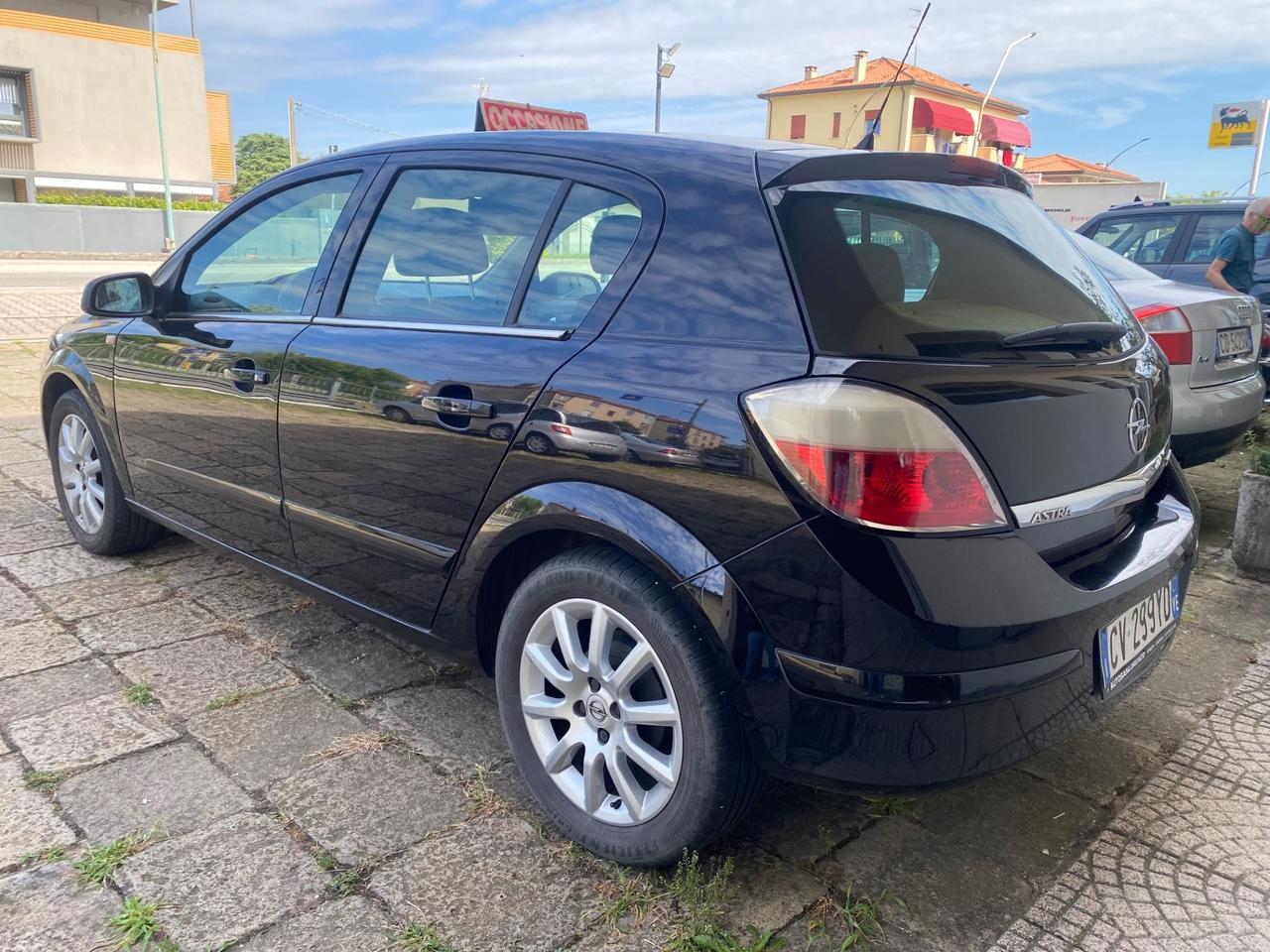 Opel Astra 1.6 16V Twinport 5 porte Cosmo