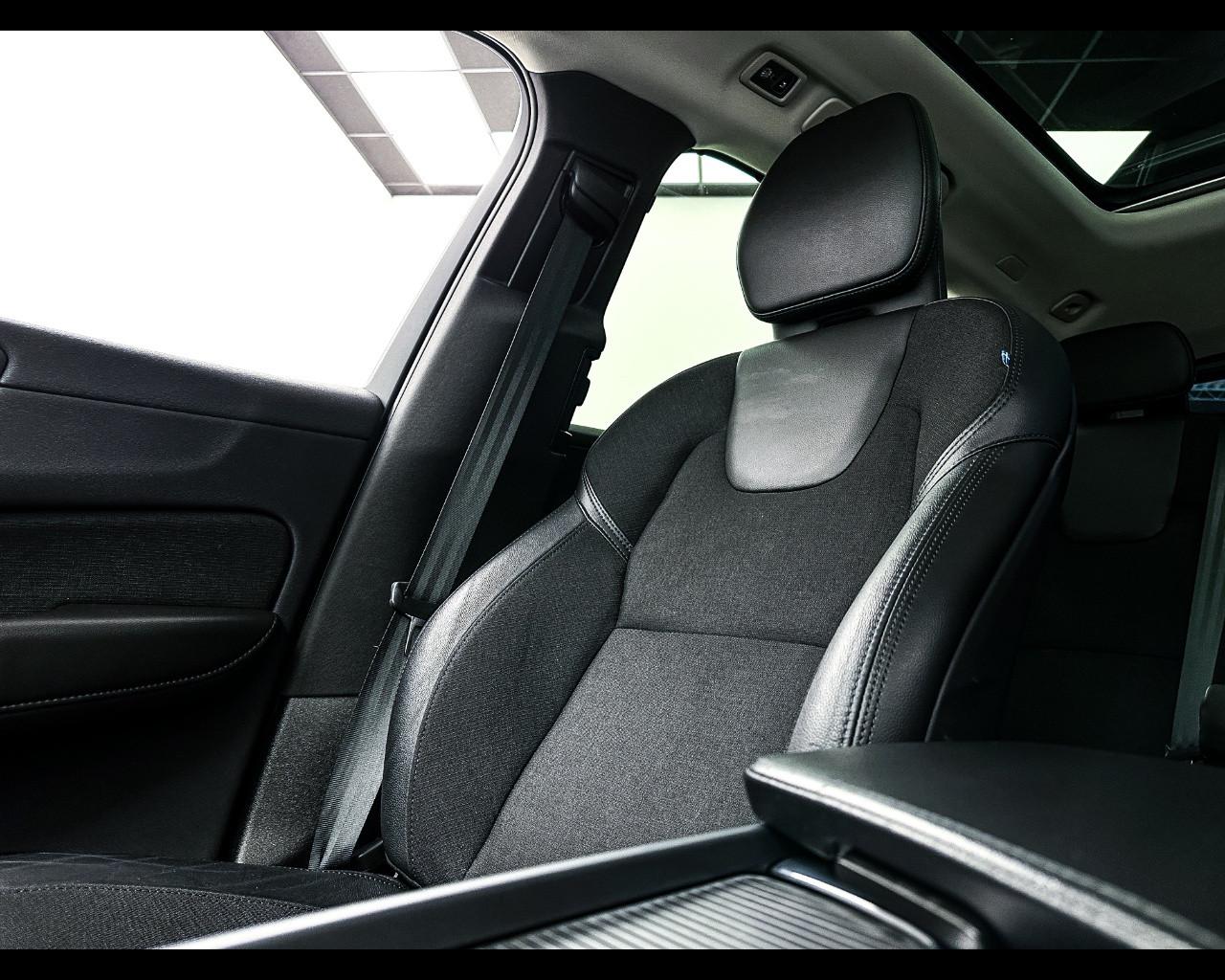 VOLVO XC60 (2017-->) - XC60 T6 Recharge Plug-in Hybrid AWD Inscrip