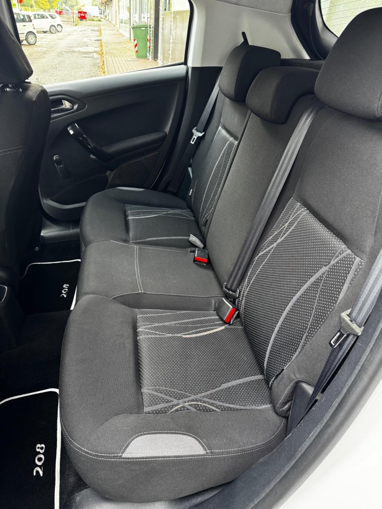 Peugeot 208 1.4 HDi 68 CV 5 porte Neopatentati