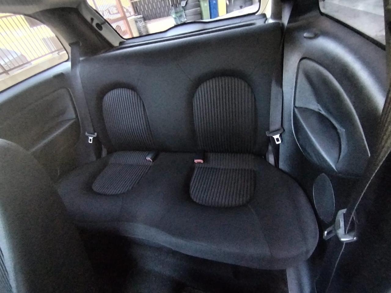 Lancia Ypsilon 1.3 MJT 75 CV Versus