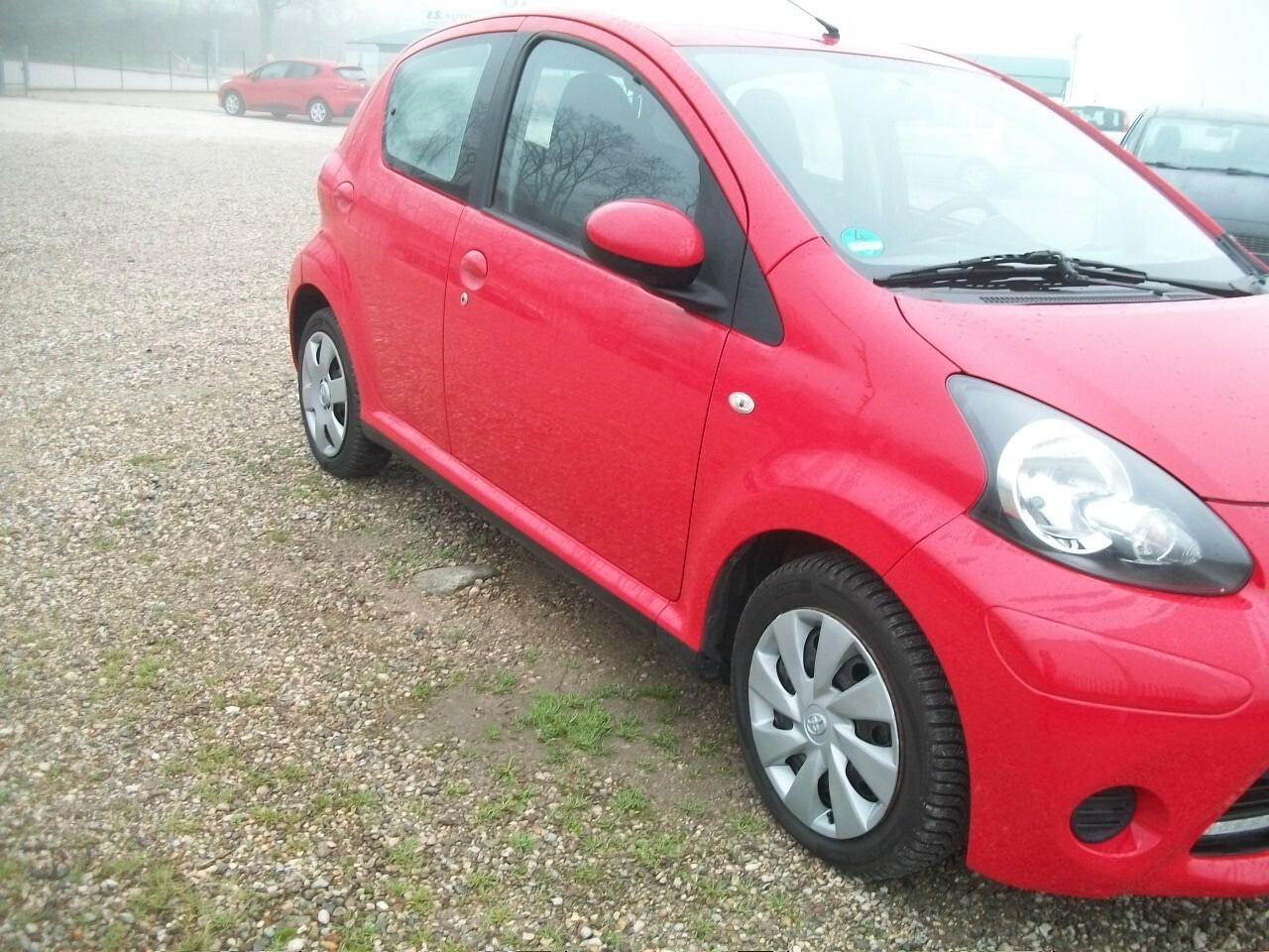 Toyota Aygo 1.0 12V VVT-i 5 porte Lounge CC 998 BENZINA IMMAT 30/06/2012 05 PORTE SI NUOVI PATENTATTI GARANZIA UN ANNO