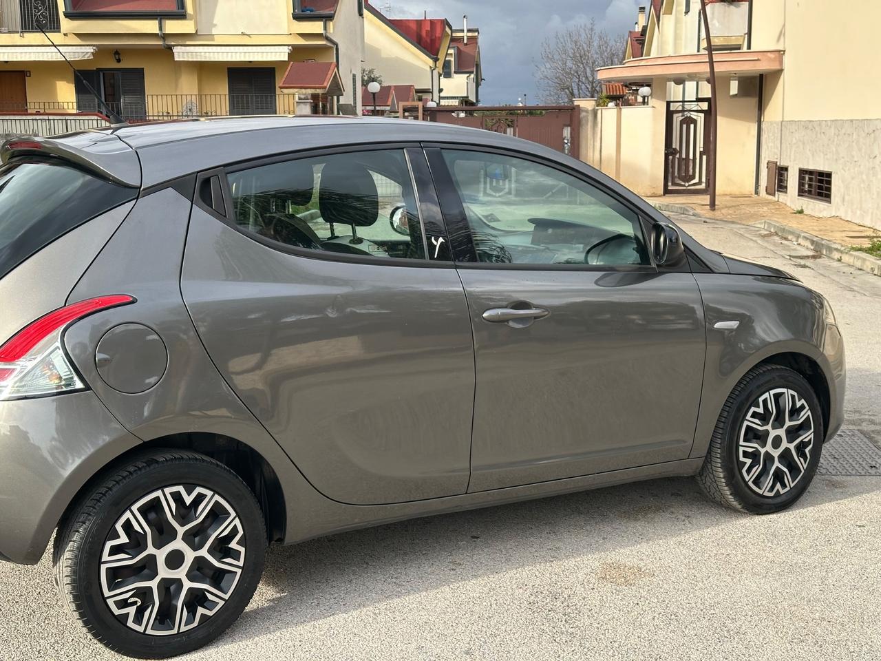 Lancia Ypsilon 1.2 69 CV 5 porte Gold