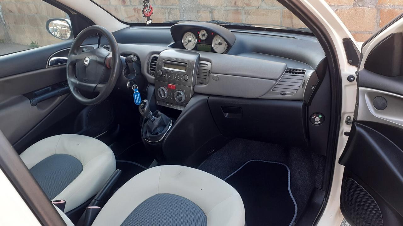 Lancia Ypsilon 1.2 16V Platino