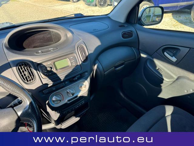 TOYOTA Yaris Verso 1.3i 16V cat Luna '03