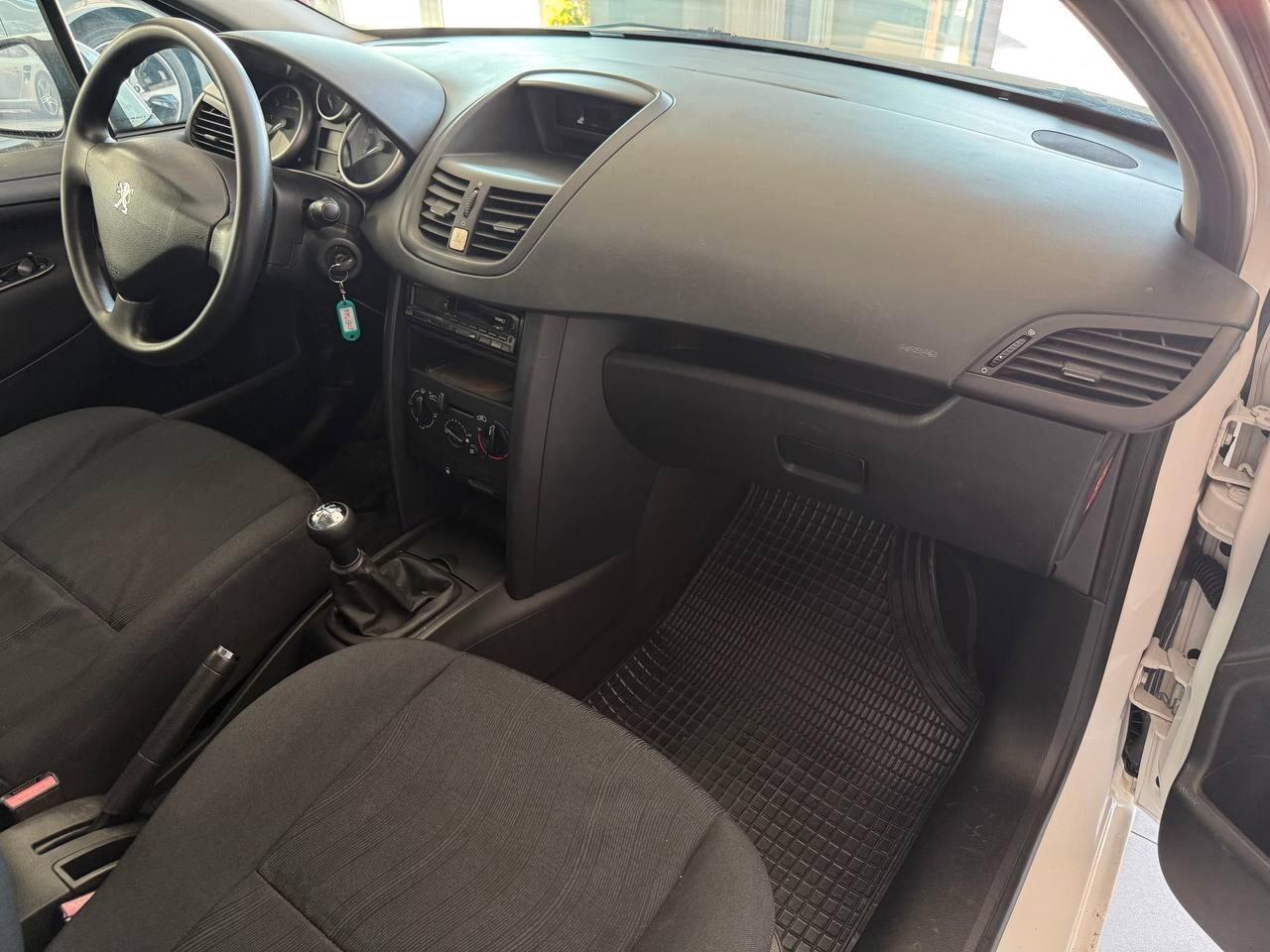 Peugeot 207 1.4 8V 75CV 5p. ONE Line