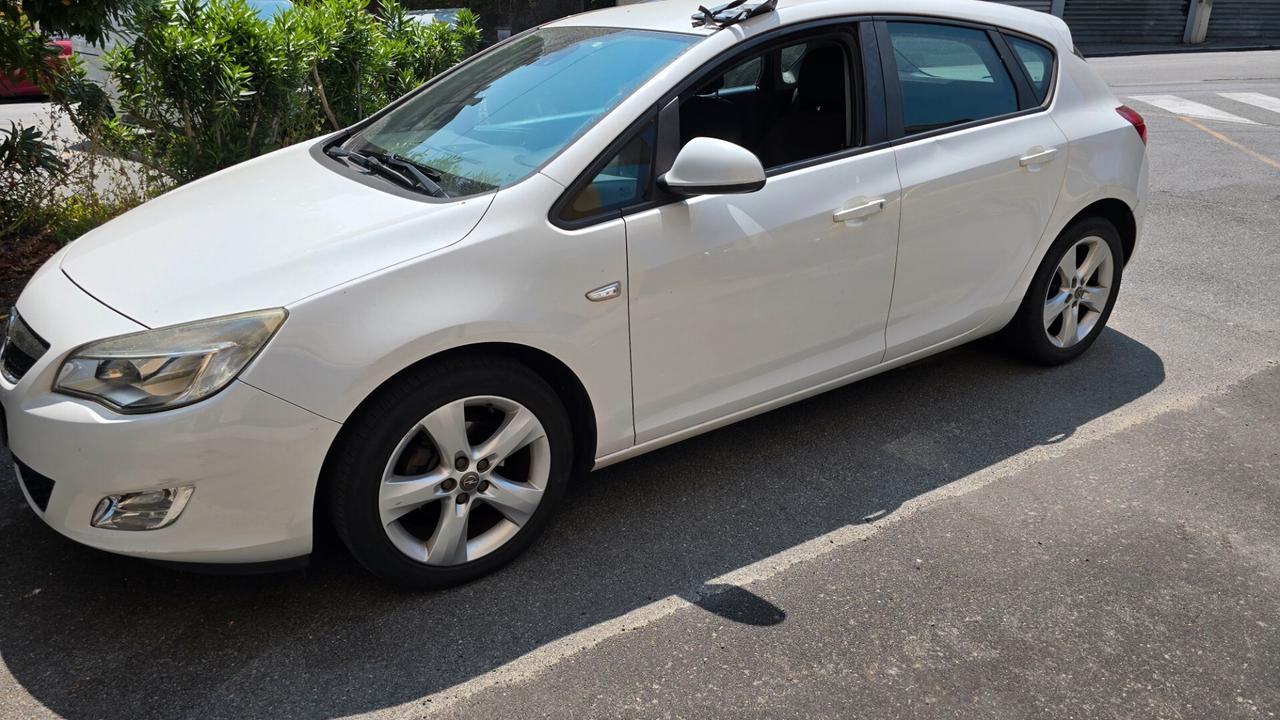 Opel Astra 1.4 100CV 5 porte Cosmo